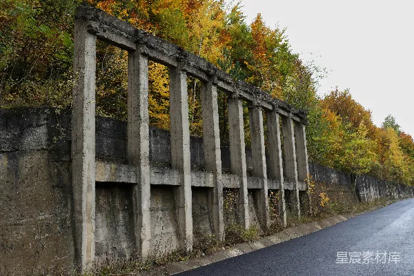 高清摄影 一条道路旁边有一排混凝土柱子。