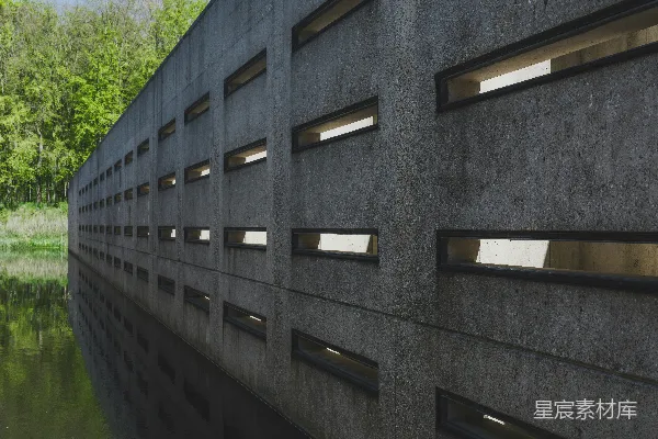 高清摄影 现代混凝土建筑倒映在水中。