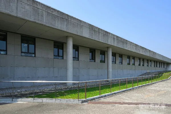 高清摄影 现代化建筑外观，配有斜坡。