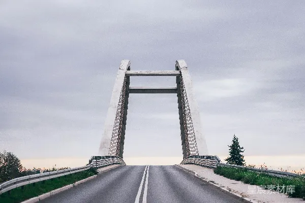 高清摄影 一条路上有一座桥