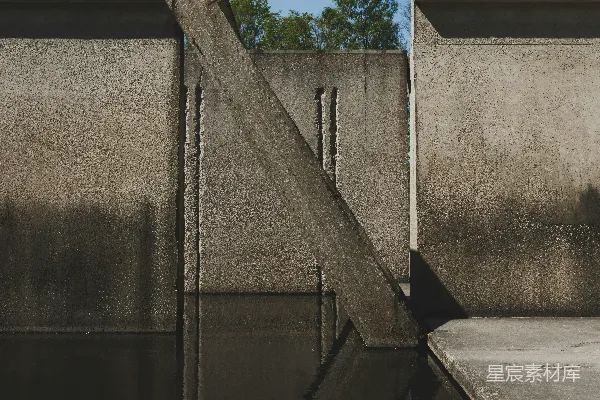 高清摄影 一个带水反射的混凝土结构。