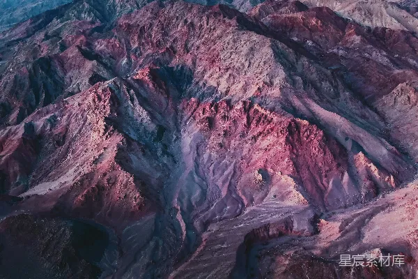 沙漠中山脉的空中俯瞰图