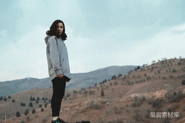 一个女人站在大型管道的顶部