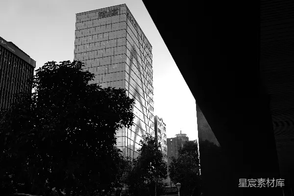 城市街道上有现代玻璃建筑和行人。