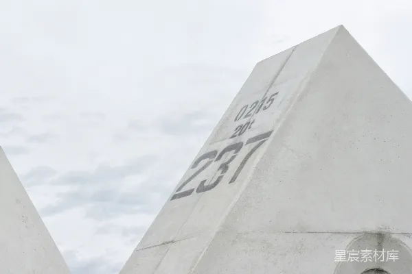 高清摄影 混凝土路障，编号为237和0215