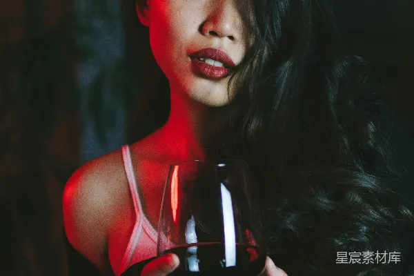 红色上衣女手持酒杯