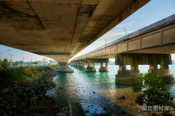 高清摄影 两座混凝土桥横跨在蓝色的水面上。