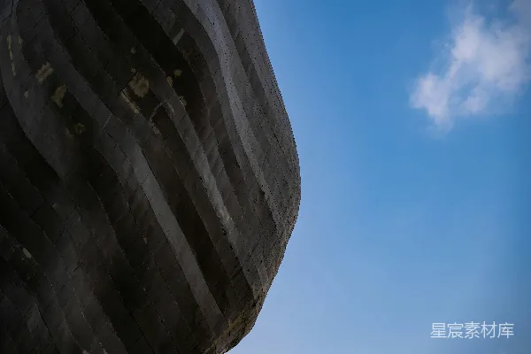 高清摄影 一架飞机在空中飞行，背景是蓝天。