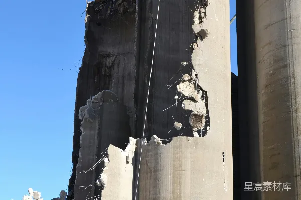 高清摄影 混凝土筒仓在蓝天背景下被拆除