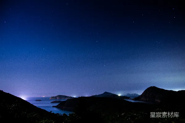 夜晚山的轮廓