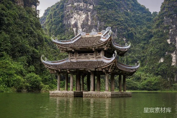 山间湖心的一座佛塔