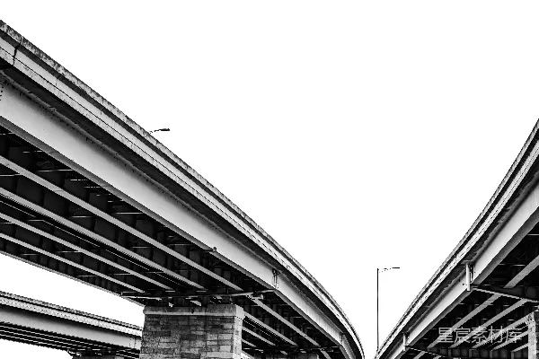 高清摄影 在白色天空背景下，俯瞰高速公路立交桥的场景。