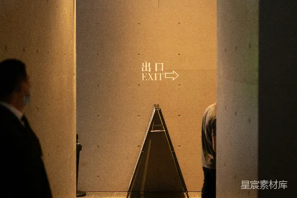 高清摄影 穿黑色外套的男人在走廊上走动