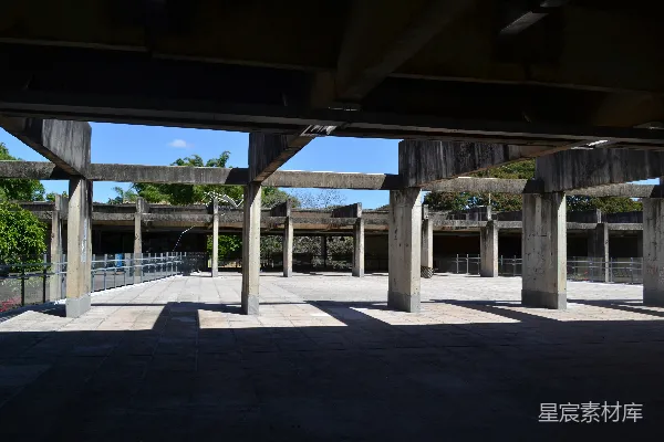 高清摄影 一座混凝土人行道，上面横跨一座桥。
