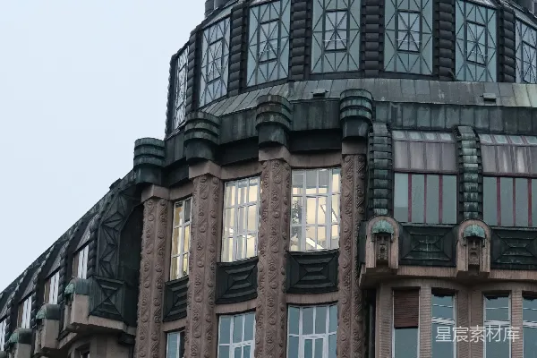 带有精美的穹顶和窗户的装饰艺术风格建筑