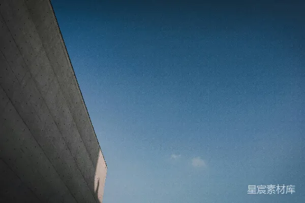 高清摄影 一座高大的建筑，侧面有一个钟。