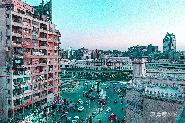 一条街上车辆穿梭和建筑林立的城市景象