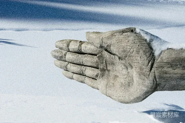手被白雪覆盖的人们