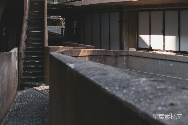 高清摄影 混凝土建筑，带有楼梯和窗户。