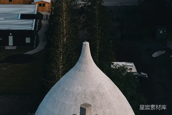 高清摄影 白色圆顶结构，背景是城市街道。