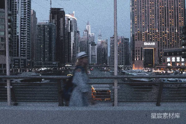 穿着连衣裙的女人正在铁路附近行走。