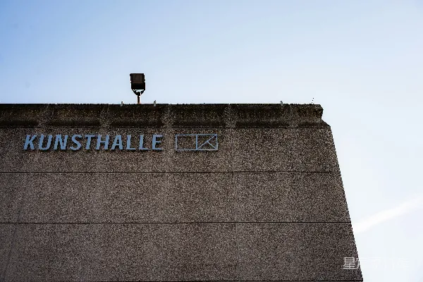 高清摄影 混凝土建筑，天空下标有“Kunsthalle”标志的建筑