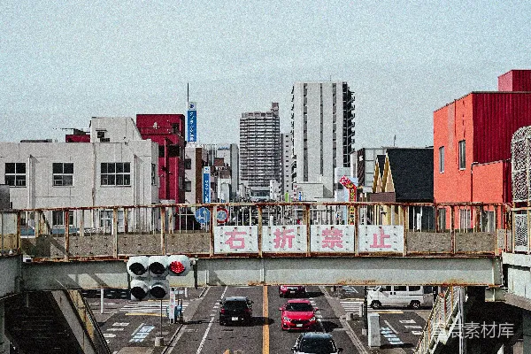 一条有座桥的城市街道