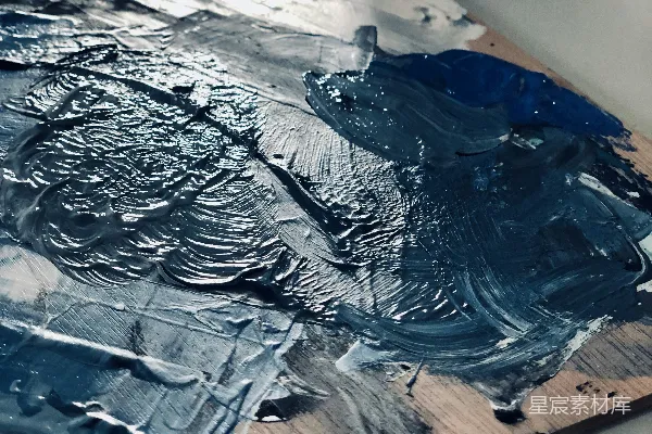 一幅画在木制菜板上的作品
