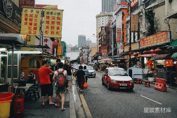 一群人在路边站着
