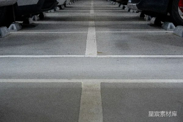 高清摄影 空旷的停车场，混凝土上有白色标线