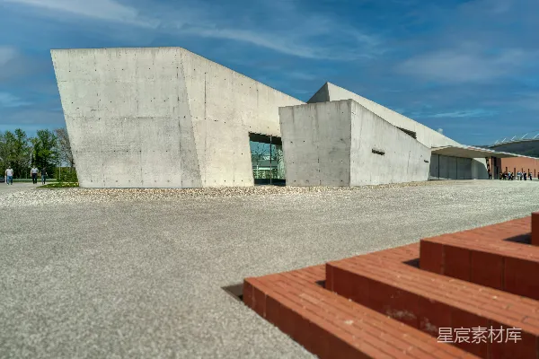高清摄影 一座混凝土建筑，通往建筑的台阶。