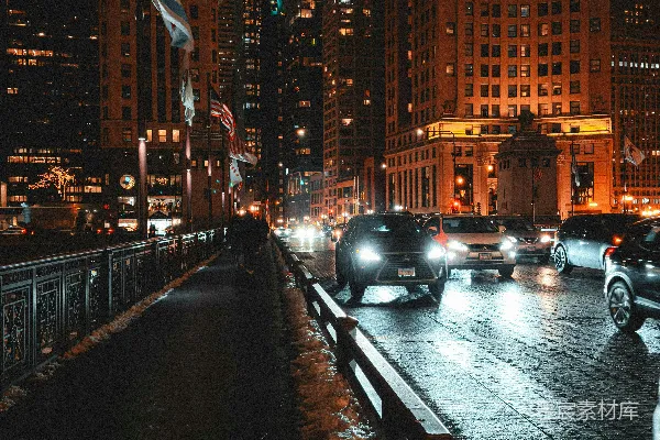 夜间城市街道上汽车行驶。