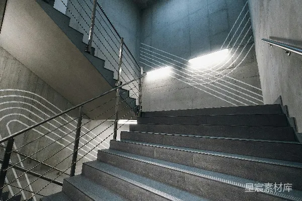 高清摄影 一个楼梯的顶部有一盏灯