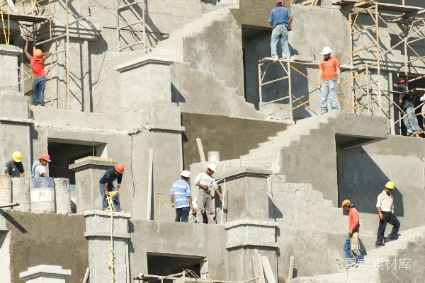 高清摄影 建筑工人们正在建造一座庞大而复杂的建筑。