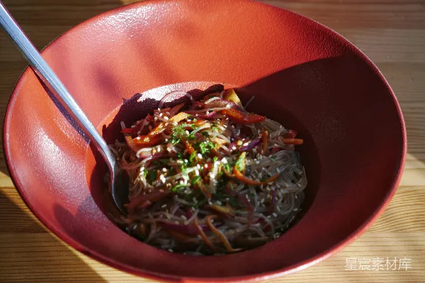 一碗配有勺子的食物