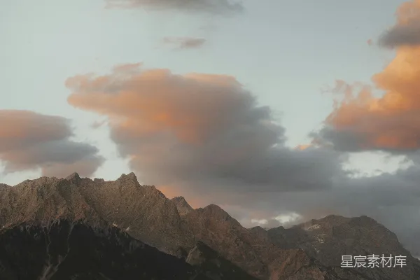 山峦的风景，天空中云雾缭绕。
