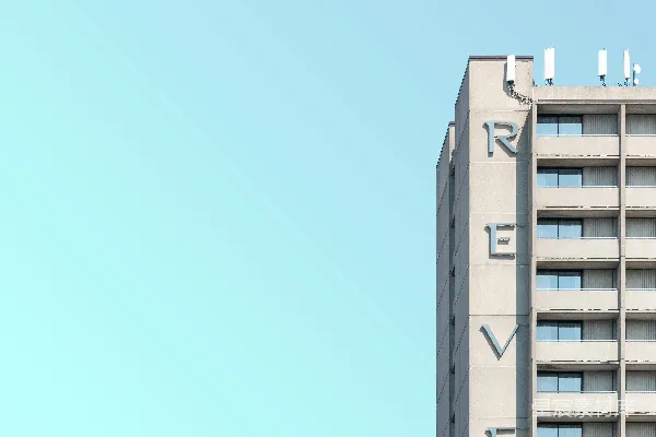 高清摄影 白天的蓝天下的白色混凝土建筑