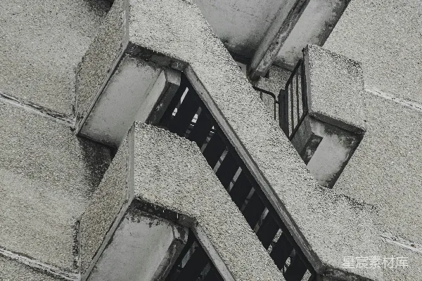 高清摄影 一座非常高大的建筑，上面有很多窗户。