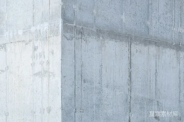 高清摄影 一个拿着冲浪板的男人站在混凝土墙前
