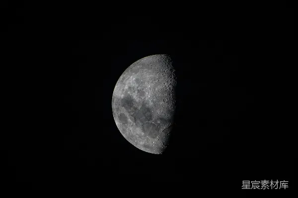 天空中一轮月亮的特写镜头