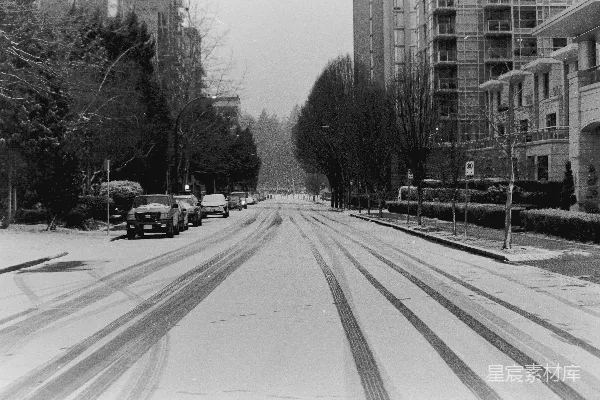 黑白照片中一条覆盖着白雪的街道