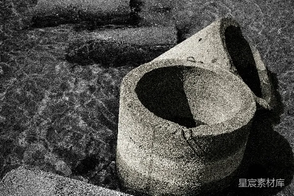 高清摄影 黑色和白色混凝土管和块沉在水中。
