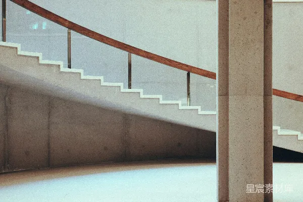 高清摄影 现代弯曲楼梯，带有混凝土柱。