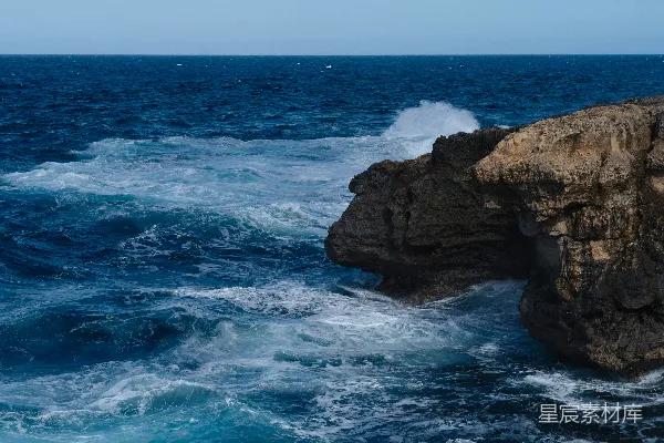 海浪拍打着岩石海岸。