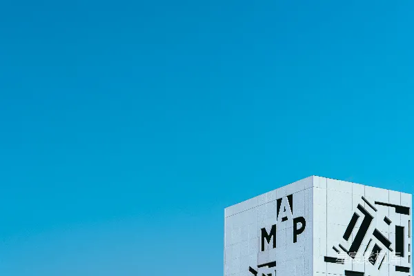 高清摄影 一座高大的白色建筑，上面有黑白相间的图案。