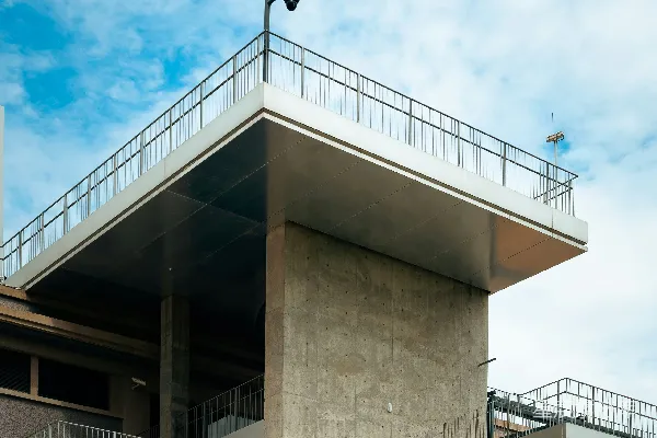 高清摄影 现代化的混凝土建筑，带有平台、楼梯和一个摄像头。