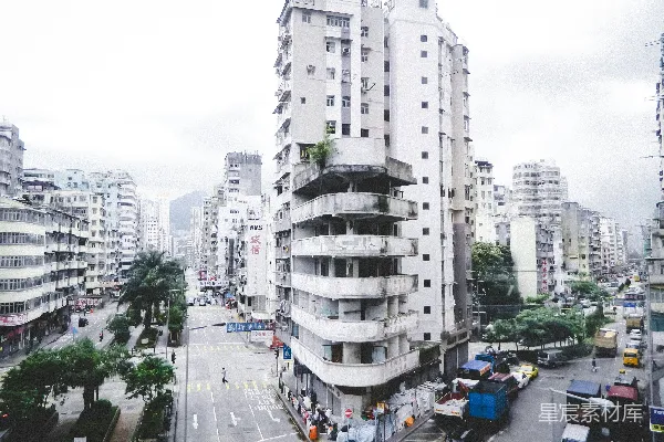 路旁高-rise建筑附近白天的车辆行驶场景