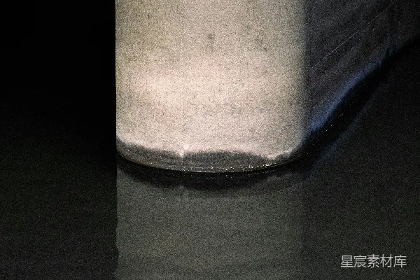 高清摄影 混凝土柱基倒映在暗水中