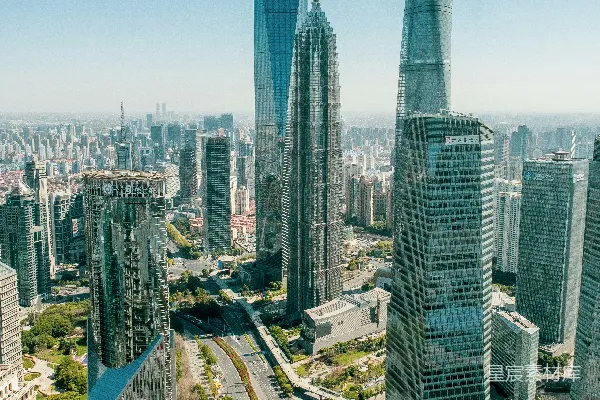 一座城市上空的全景，高楼林立。