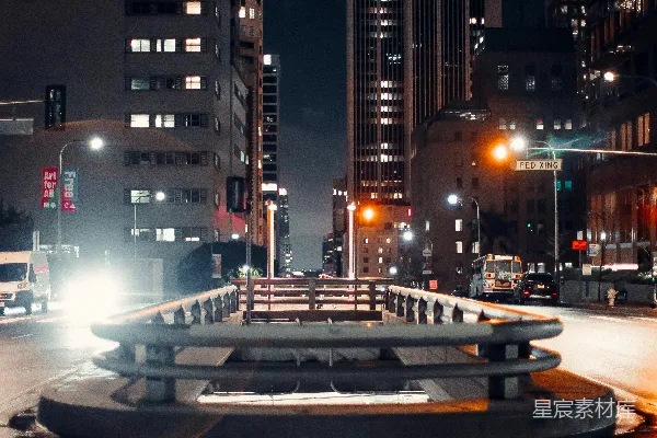 夜晚的城市街道上车流量很大